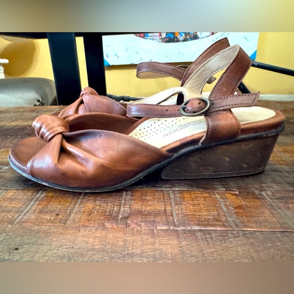 Unity In Diversity Leather Sandals - Picture 5 of 14
